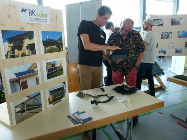Mini-Solaranlagen für den Balkon, Matthias Häntsch (links) erklärt wie's funktioniert | Foto: martin stock