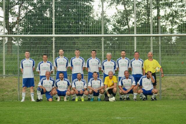 Das AH-Team Neibsheim/Bauerbach und Schiedsrichter Thomas Martin | Foto: Marvin Westermann