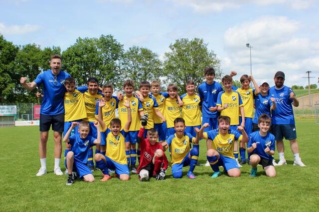 Die D-Jugend steht vor der Meisterschaft. Die Trainer Philipp Hauk (links) und Marius Ebelle (rechts) jubeln mit. | Foto: Marvin Westermann