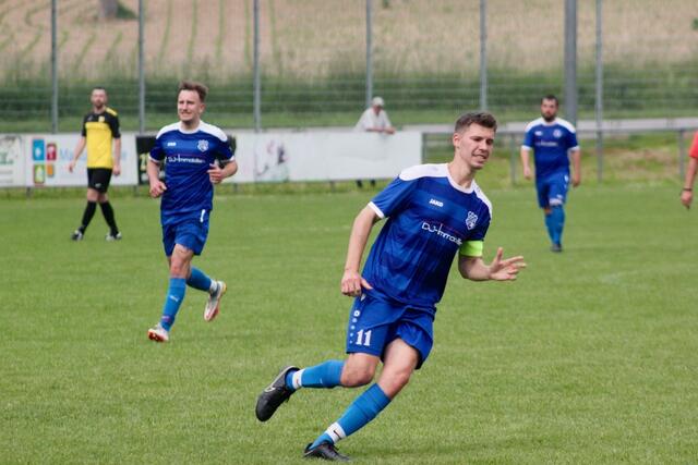 FCN-Torschütze Stefan Fischer (links), Nico Metzner (Mitte) und Marius Ebelle (hinten) verloren unglücklich | Foto: Marvin Westermann