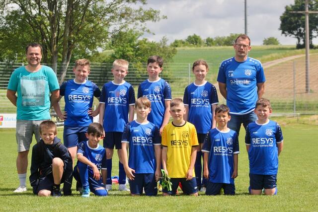 Die E-Junioren mit ihren Trainern Christian Dörr (rechts) und Bastian Pfitzner (links) | Foto: Marvin Westermann