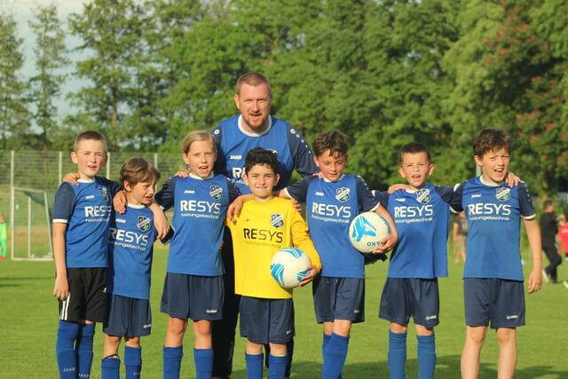 Die F-Junioren mit Trainer Alex Stemmler | Foto: Marvin Westermann