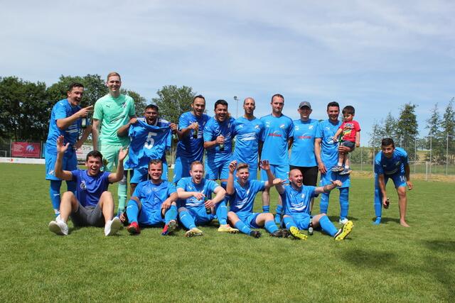 Die zweite Mannschaft festigt den dritten Tabellenrang. Mit Mütze: Trainer Frank Matthes | Foto: Marvin Westermann