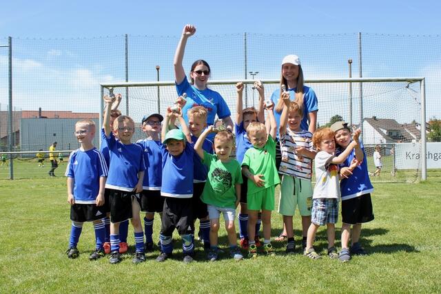 Die Bambinis mit ihren Pokalen und den Trainerinnen Lisa Kritzer und Juliane Martin | Foto: Marvin Westermann