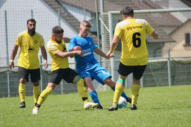 Andres Eder-Mössner vom FC Neibsheim 2 behauptet sich gegen drei Gegenspieler | Foto: Marvin Westermann