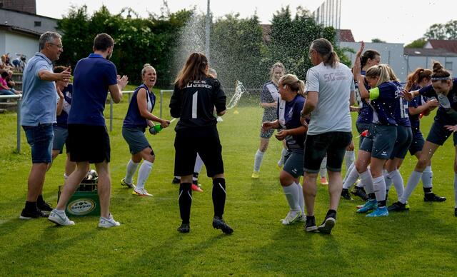 Meisterjubel beim Damenteam | Foto: FC Neibsheim