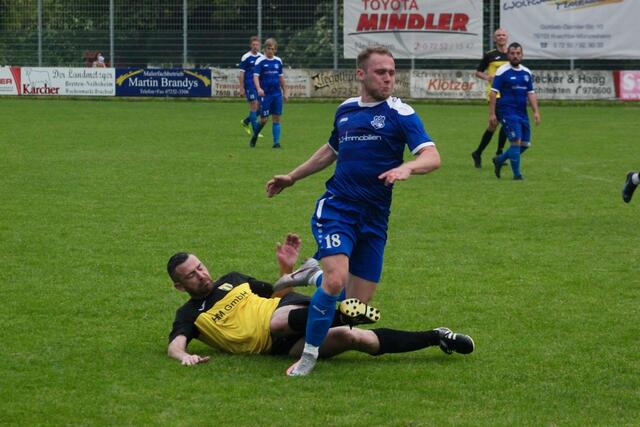 Noel Mannherz wurde beim Spiel der 1. Mannschaft gegen den FC Weiher heftig beharkt | Foto: Marvin Westermann