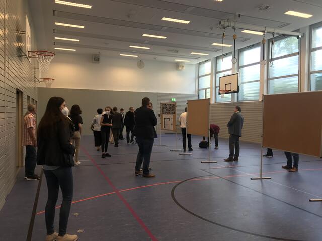 In der Turnhalle informieren Fotos und Baupläne über die Sanierungsmaßnahmen. | Foto: kuna