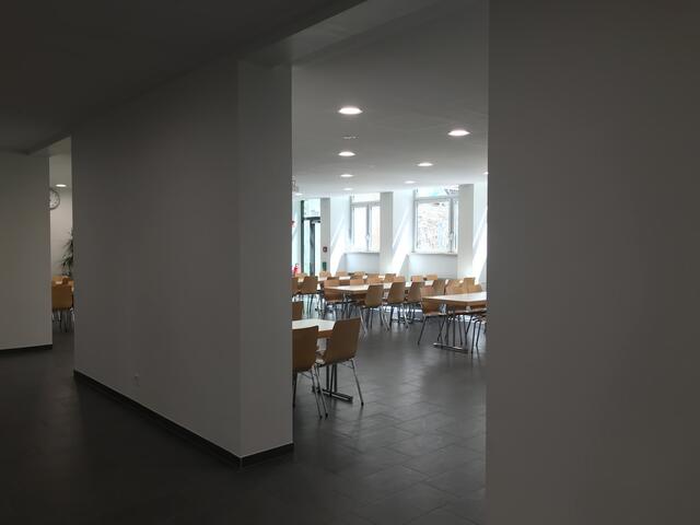 Der Bau wird durch einen Mittelflur bestimmt, der für einen offenen Raumcharakter sorgt. | Foto: kuna