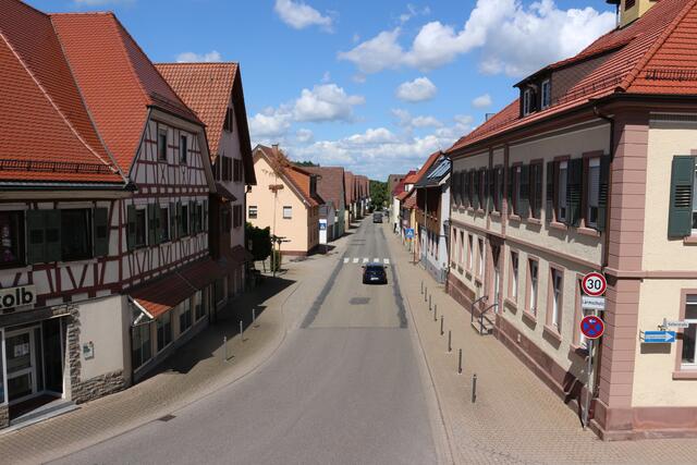 Blick aus dem Rathaus auf die Ortsdurchfahrt. | Foto: hk