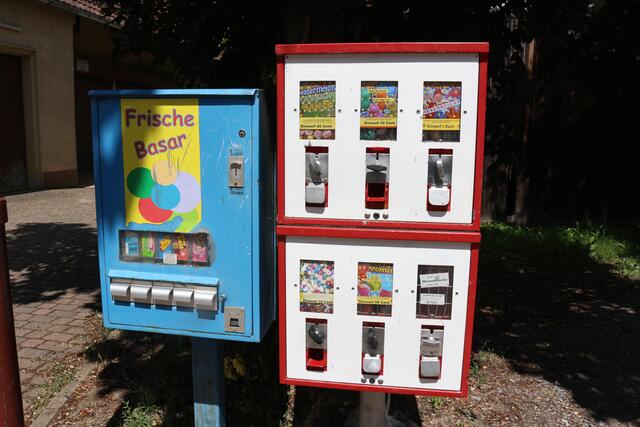 Frische-Basar: Anderswo längst verschwunden, in Eisingen stehen sie noch - die Kaugummi- und Erfrischungsartikel-Automaten. | Foto: hk