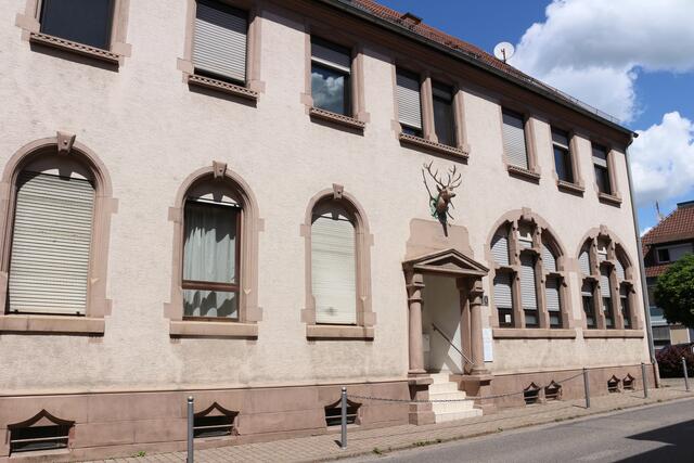 Ehemaliges Gasthaus "Hirsch": Laut Inschrift über dem klassizistischen Eingang wurde das Haus in der Pforzheimer Straße 10 im Jahr 1908 von Chr. N. Karst erbaut. | Foto: hk