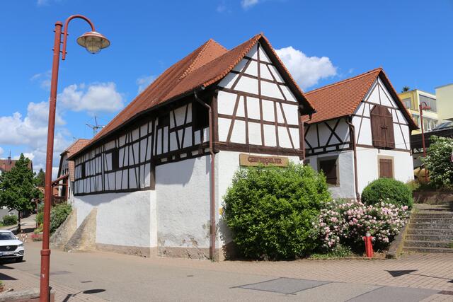 Den „Stolz der Gemeinde“ hat sie der Heimatforscher und frühere Oberstudienrat Hermann Schönleber einmal genannt. Die Alte Kelter von Eisingen ist tatsächlich in weitem Umkreis einzigartig. Mit vier mächtigen Kelterbäumen unter einem imposanten Krüppelwalmdach zeugt das 1557 errichtete Gebäude von der laut Urkunde bis mindestens ins 14. Jahrhundert zurückreichenden Weinbautradition in Eisingen. | Foto: hk