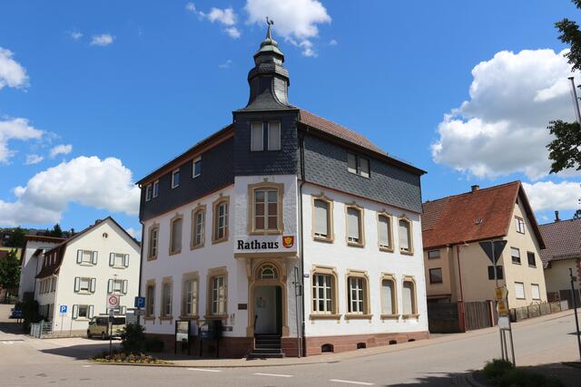 Vom Wirtshaus zum Rathaus: Das vor 1900 erbaute ehemalige Gasthaus „Zur Traube“ wird seit 1926 als Rathaus genutzt. | Foto: hk