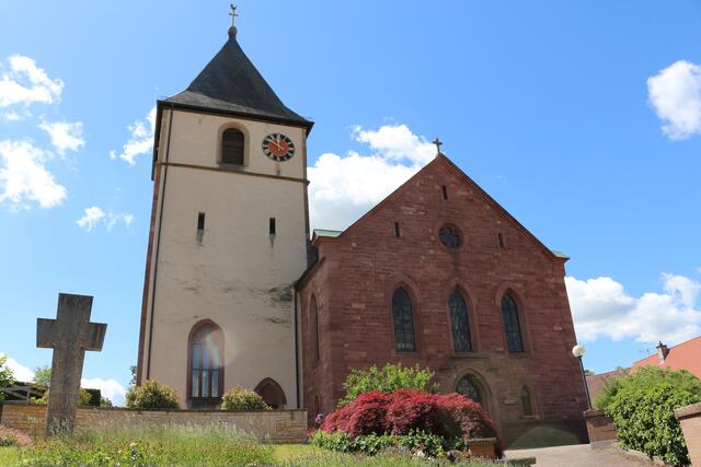 Markenzeichen der evangelischen Kirche von Eisingen ist ihr gedrungener und ein wenig wuchtig wirkender Turm, der zugleich die ältesten, aus dem Jahr 1380 stammenden Bauteile aufweist. | Foto: hk