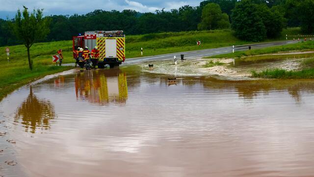 Starkregen und kräftige Gewitter haben am Pfingstsonntag für überflutete Straßen und umgestürzte Bäume im Enzkreis gesorgt. | Foto: Markus Rott / Einsatz-Report24