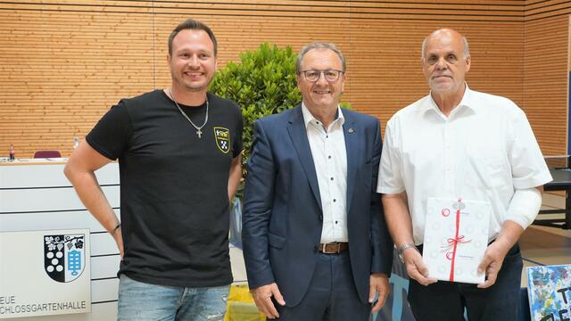 Bürgermeister Thomas Nowitzki (Mitte) und die beiden Vorsitzenden des TTC, Klaus Hilpp (rechts) und Daniel Meißner.