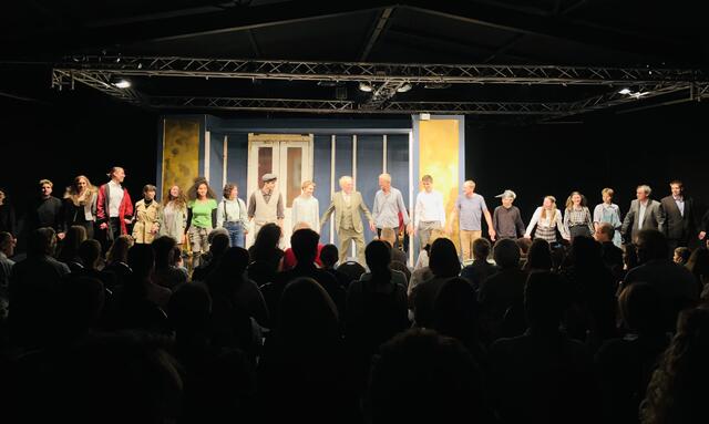 Die rund 20 Teilnehmer des gemeinsamen Theaterprojekts der Stiftung der Volksbank Bruchsal-Bretten und des Exil Theaters Bruchsal führten ihr Theaterstück „Der Herr der Diebe“ auf. | Foto: Volksbank Bruchsal-Bretten
