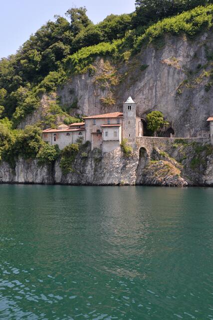 Das Kloster Santa Caterina del Sasso, Lago Maggiore | Foto: Roberto Maggioni