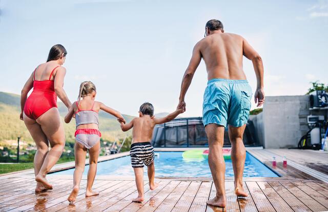 Das Schwimmbecken wird zum Treffpunkt für die ganze Familie. Foto: djd/Pool-Systems.de/Getty Images/Halfpoint | Foto: jd/Pool-Systems.de/Getty Images/Halfpoint