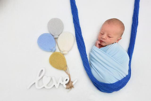 Benett Dola aus Bretten kam am 12.06.2022 in der Fürst-Stirum Klinik Bruchsal zur Welt und wog bei einer Größe von 49 Zentimetern 2994 Gramm. | Foto: babysmile24.de