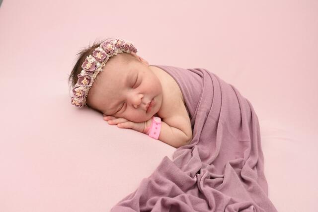 Eflin Zara Yurdakul aus Oberderdingen kam am 11.06.2022 in der Fürst-Stirum Klinik Bruchsal zur Welt und wog bei einer Größe von 47 Zentimetern 2810 Gramm. | Foto: babysmile24.de