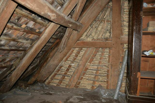 Hinweis auf alte Bausubstanz: Auf dem Dachboden ist eine mit Lehm und Stroh verfüllte Wand aus Weidengeflecht sichtbar. | Foto: archiv