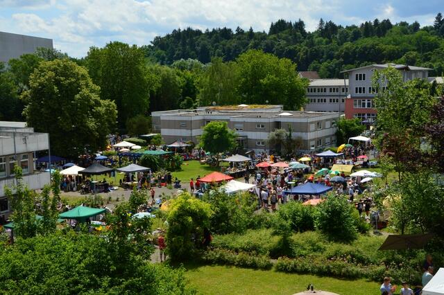 Der Flohmarkt des Hohberghauses mit seinen zahlreichen Ständen, der entspannten Atmosphäre und einem abwechslungsreichen Rahmenprogramm machte seinem Ruf als Besuchermagnet weit über Bretten hinaus alle Ehre. | Foto: Badischer Landesverein für Innere Mission / Jana Weitkamp