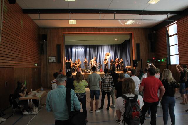 Die Schülerband Atomic Kiss.