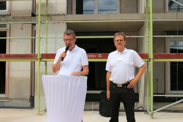 Uli Meinzer und Gerold Köhler (von links) begrüßten die Gäste zum Richtfest. | Foto: kuna