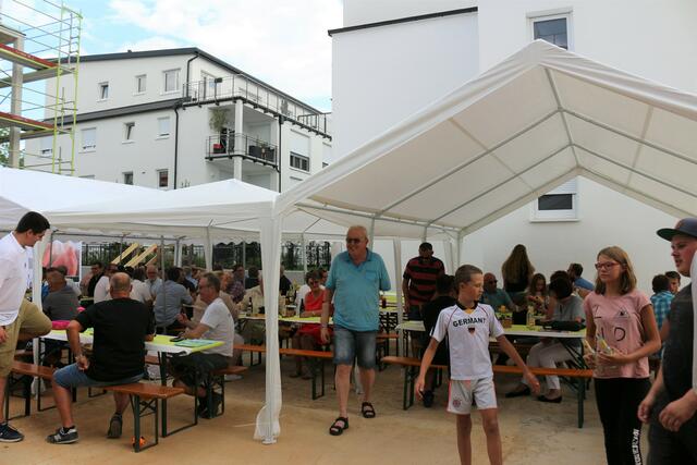 Das Richtfest besuchten auch die Bewohner des bereits bezugsfertigen ersten Bauabschnitts. | Foto: kuna