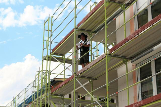 Zimmerer Matthias Bolz weihte mit dem Richtspruch die neuen Gebäude ein. | Foto: kuna