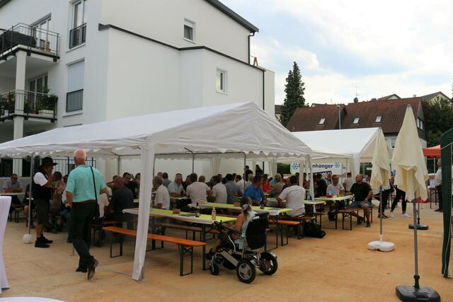 Unter der Fläche, die für das Richtfest mit Biertischen ausgestattet wurde, wird sich eine Tiefgarage befinden. | Foto: kuna