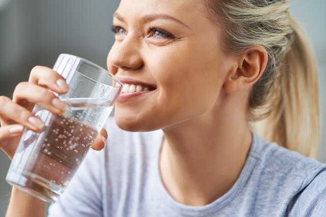 Was die meisten nicht wissen: Kalk als natürlicher Bestandteil des Trinkwassers besteht aus den für unseren Körper wichtigen Mineralstoffen Kalzium und Magnesium. Foto: djd/www.watercryst.com/iStockphoto/mediaphotos | Foto: djd/www.watercryst.com/iStockphoto/mediaphotos