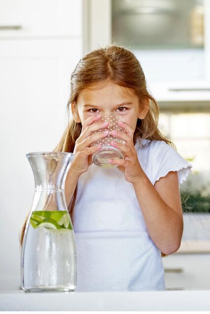 Chemiefreie Kalkschutzanlagen sorgen dafür, dass die gesunden Bestandteile Kalzium und Magnesium im Leitungswasser erhalten bleiben. Foto: djd/www.watercryst.com/Robert Kneschke - stock.adobe.com | Foto: djd/www.watercryst.com/Robert Kneschke - stock.adobe.com