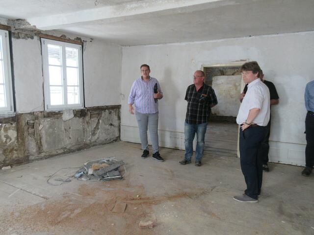 In den oberen Stockwerken entstehen drei Wohnungen.  | Foto: ger