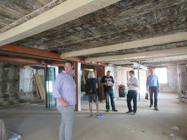 Im Erdgeschoss der Weißhofer Straße 2 sollte eigentlich wieder der Käseladen einziehen.  | Foto: ger