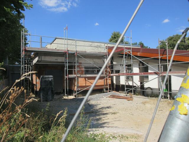 Die Talbachhalle in Neibsheim hat einen kleinen Küchenanbau bekommen.  | Foto: ger