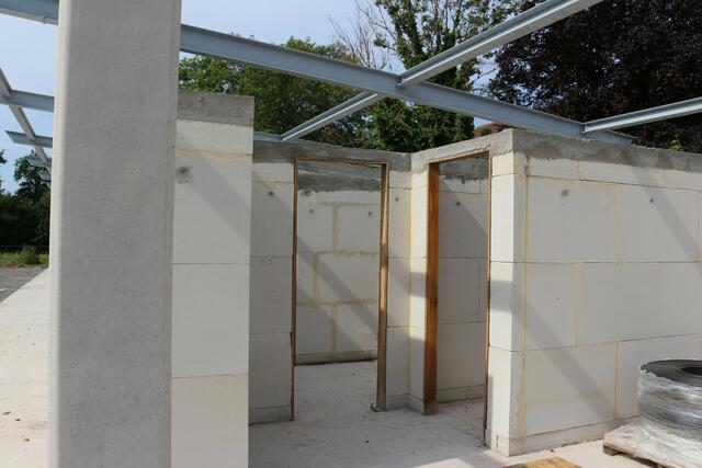 Die Umkleidekabinen befinden sich noch im Rohbauzustand. | Foto: kuna