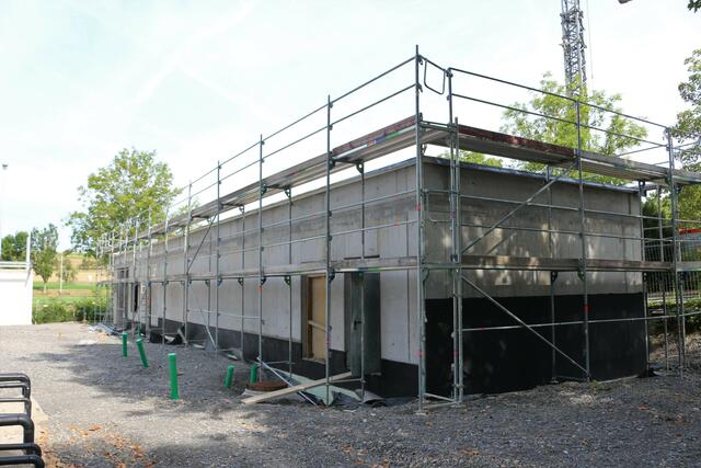 In direkter Nähe zum Kinderbecken ist das Technikgebäude, das auch ein WC mit Wickelraum umfasst. | Foto: kuna