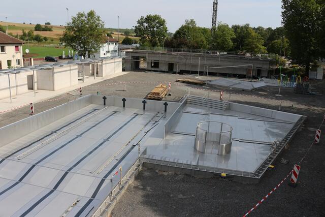 Der Blick von der Rutsche über das Freibad-Areal. | Foto: kuna