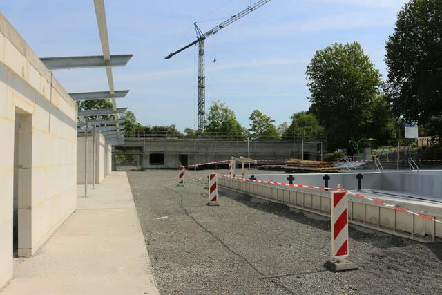 Die Becken mussten um 1,20 Meter angehoben werden. Auf dem Schotter sollen noch Pflastersteine verlegt werden. | Foto: kuna