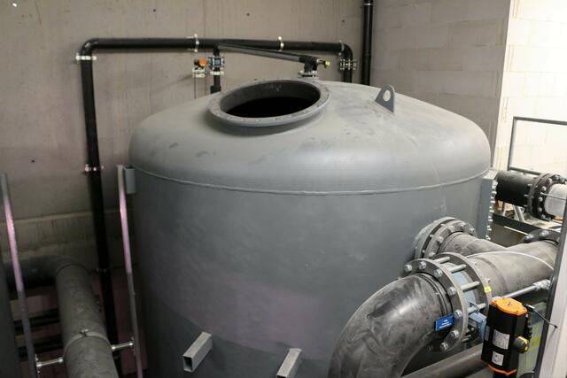 Im Inneren des Technikgebäudes befinden sich zwei solcher Filteranlagen. | Foto: kuna