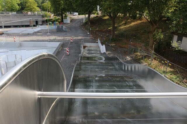 Die große Breitwellenrutsche ist nicht mit dem Becken verbunden, sondern hat ein eigenes Auffangbecken. | Foto: kuna