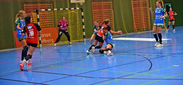 Die Frisch-Auf-Innenverteidigung versucht in der zweiten Hälfte Johanna Werthmann, Ketscher Neuzugang aus Mundenheim, vor einem erfolgreichen Abschluss zu stoppen. Trikottest von Louisa de Bellis.
Foto: Irena Merkel