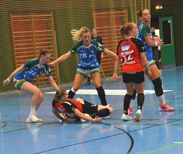 Die Ketscher (Kurpfalz Bären) Neuzugänge Nele Wenzel (Blomberg Lippe) und Johanna Werthmann (VTV Mundenheim) werden - Nele Wenzel unfair - gebremst.
Von links nach rechts: Luisa Scherer (FAG/24), Nele Wenzel (Ketsch/23), Paulina Uscinowicz (FAG/78/Neuzugang vom BvB), Johanna Werthmann (Ketsch/22) und Marlena Urbanska (ganz rechts/52/ Neuzugang Pogon Stettin)
Foto:Irena Merkel