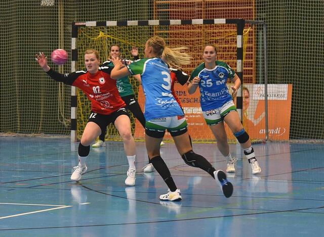 Linksaußen Rebecca Engelhardt im Zentrum des Geschehens, versucht versus Lisa Borutta und gen die Schweizer Nationalspielerin Pascale Wyder das Ketscher Tor zu verteidigen.
Foto: Irena Merkel