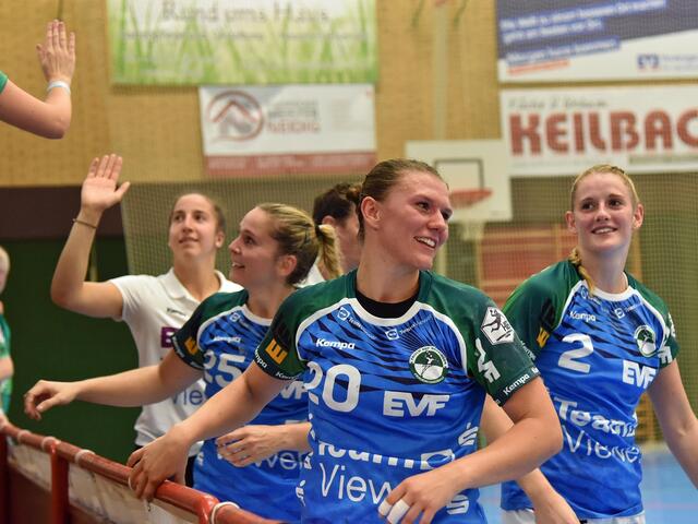 Pascale Wyder(25), Louisa de Bellis (20) und Selina Kalmbach (2) nach dem Spiel an der Bande der kleinen Tribüne in der Neurotthalle. Sie feiern mit den mitgereisten Fans den gelungenen Saisonstart.
Foto:Irena Merkel