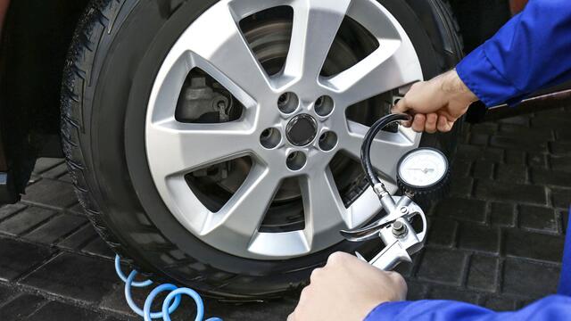 Autofahrer sollten Reifenprofil und Fülldruck regelmäßig kontrollieren. Foto: djd/Robert Bosch | Foto: djd/Robert Bosch