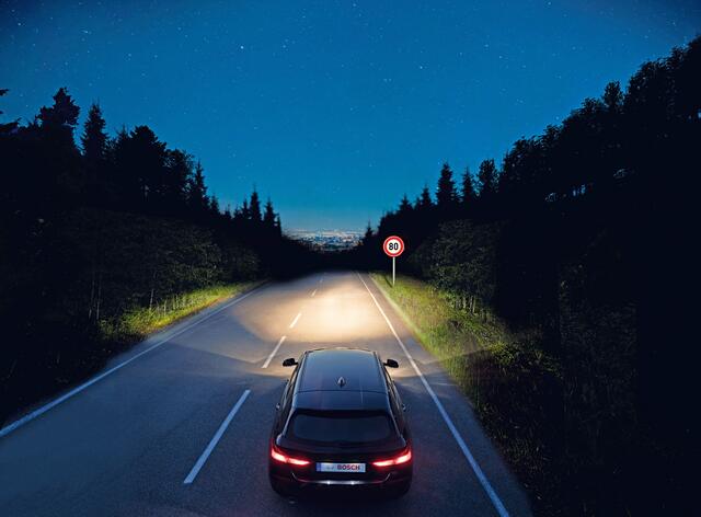 Bei Fahrten in der Dämmerung und in der Nacht ist gute Sicht besonders wichtig. Hierfür müssen die Scheinwerfer ordnungsgemäß funktionieren. Foto: djd/Robert Bosch GmbH | Foto: djd/Robert Bosch GmbH